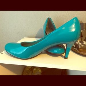 Size 8 teal colored low pumps